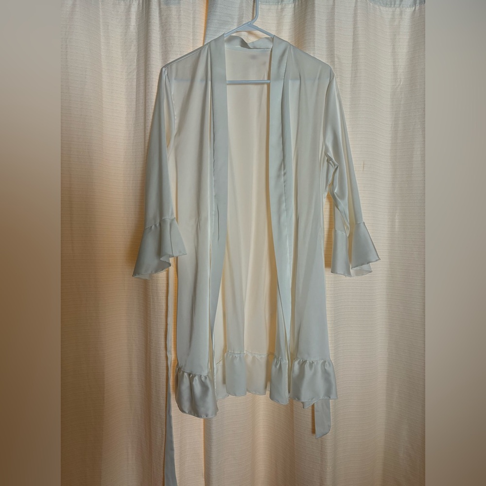 White Silky Robe 👰‍♀️ - Picture 2 of 8